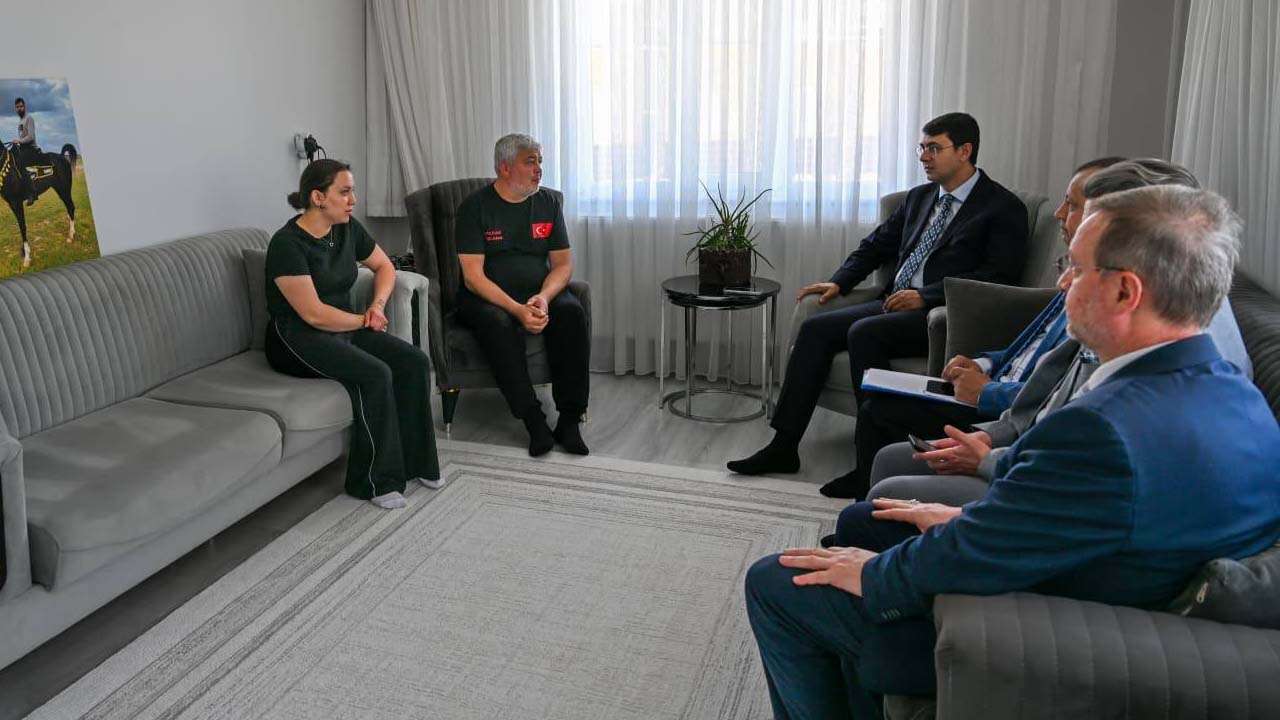 Vali Serdar Kartal’dan Volkan Gelmez’in Ailesine Başsağlığı Ziyareti