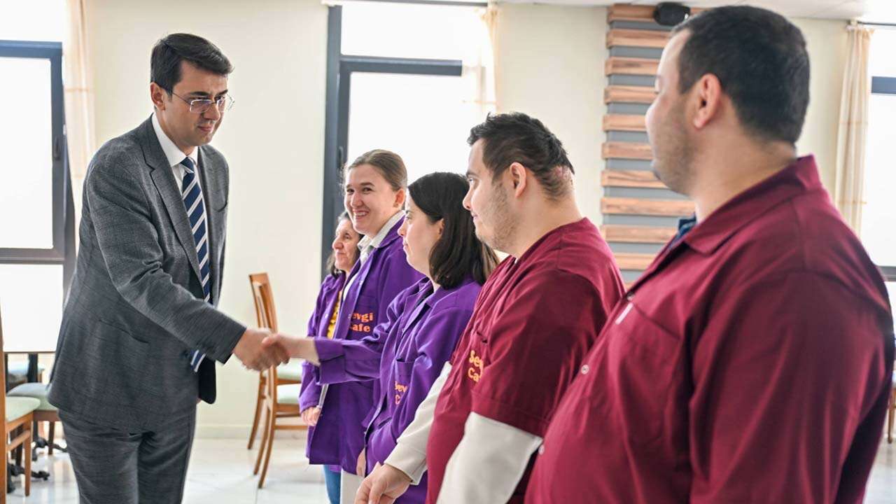 Vali Kartal, Uşşak Aşevi ve Sevgi Kafe’de Çalışmaları İnceledi