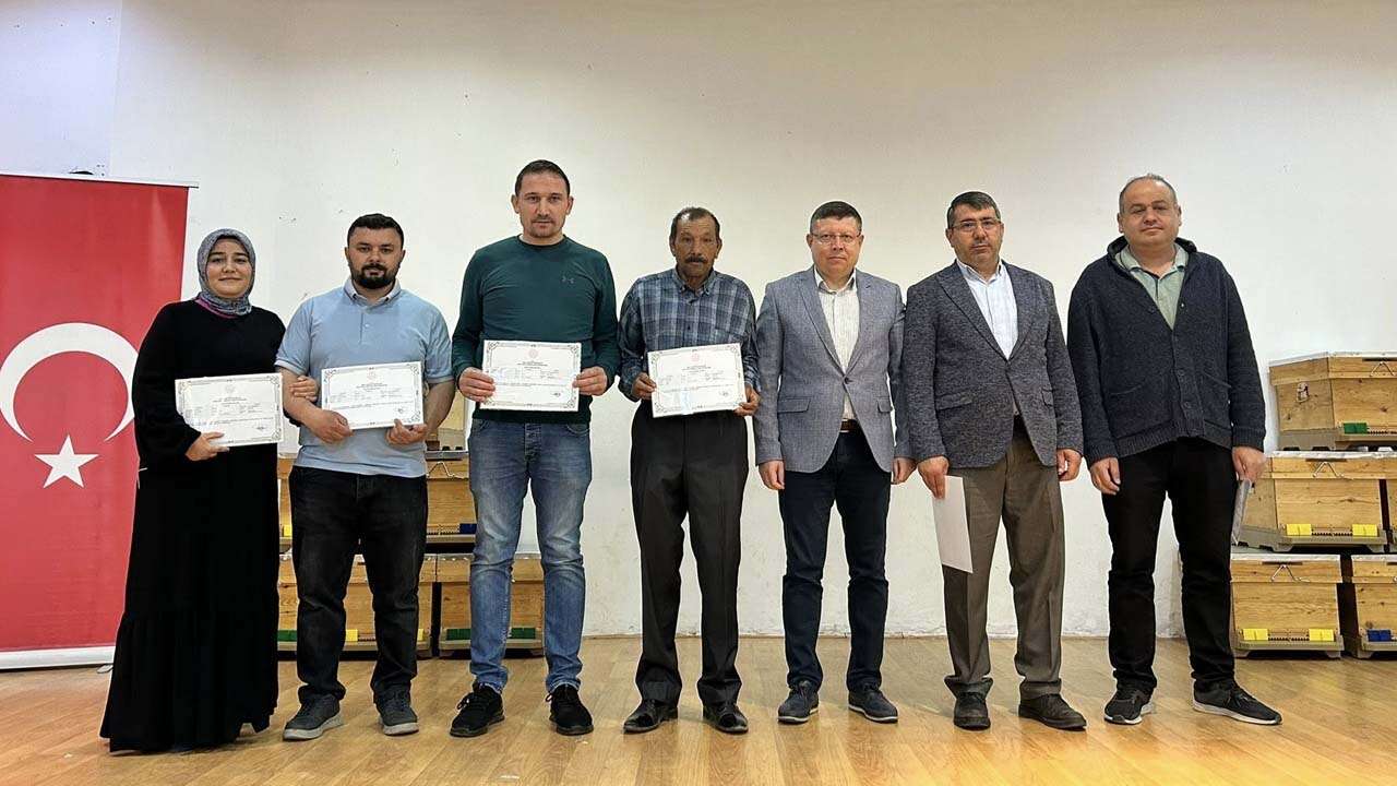 Karahallı’da Arıcılığa Destek, Kursiyerlere Kovan ve Ekipman Dağıtıldı