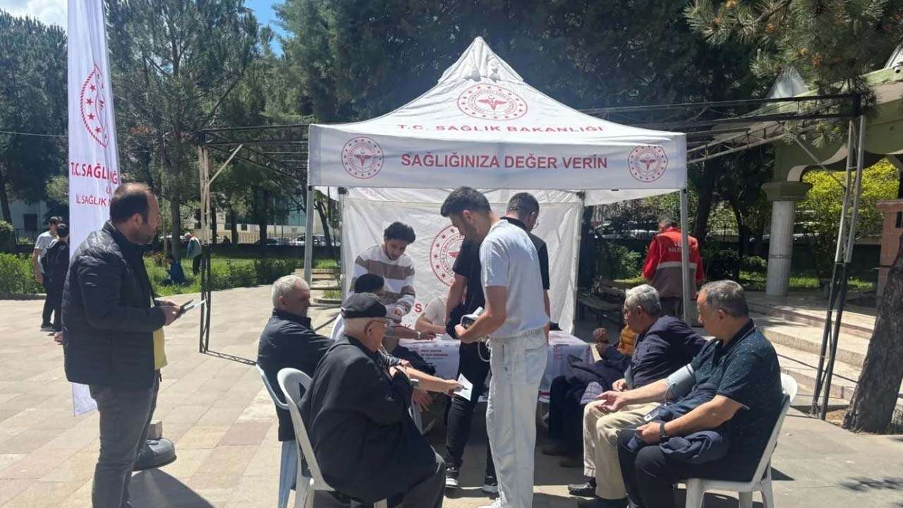 Uşak’ta Dünya Hipertansiyon Günü İçin Farkındalık Standı Açıldı