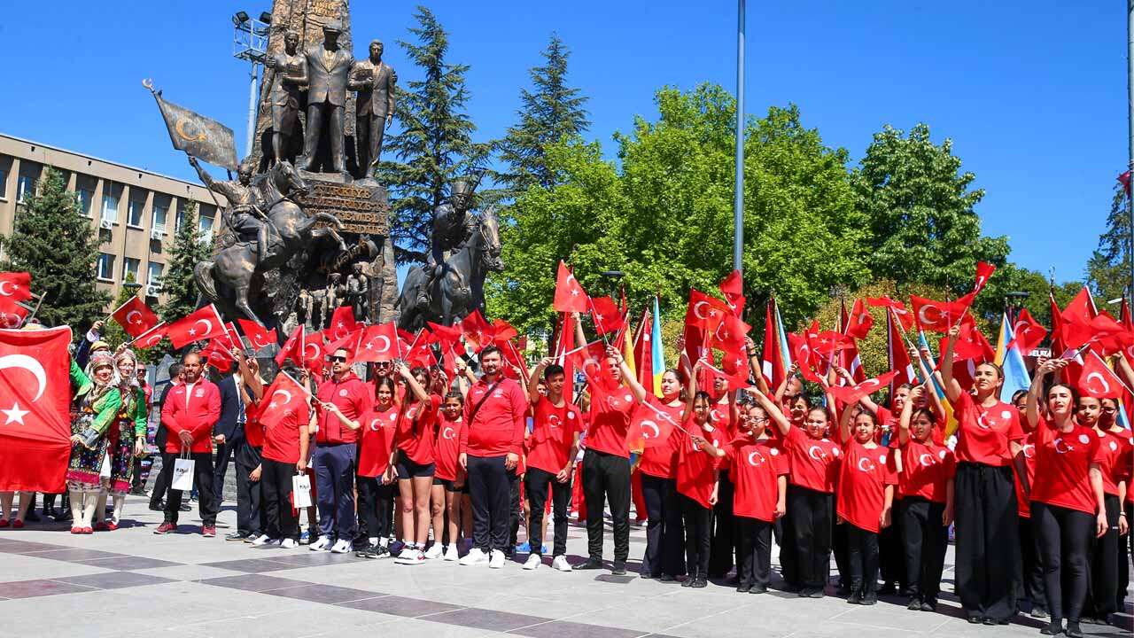 Uşak'ta 19 Mayıs Törenlerle Kutlandı