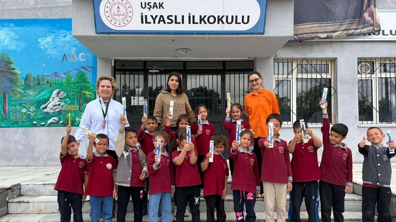 Uşak İl Sağlık Müdürlüğü’nden Öğrencilere Diş Sağlığı Eğitimi