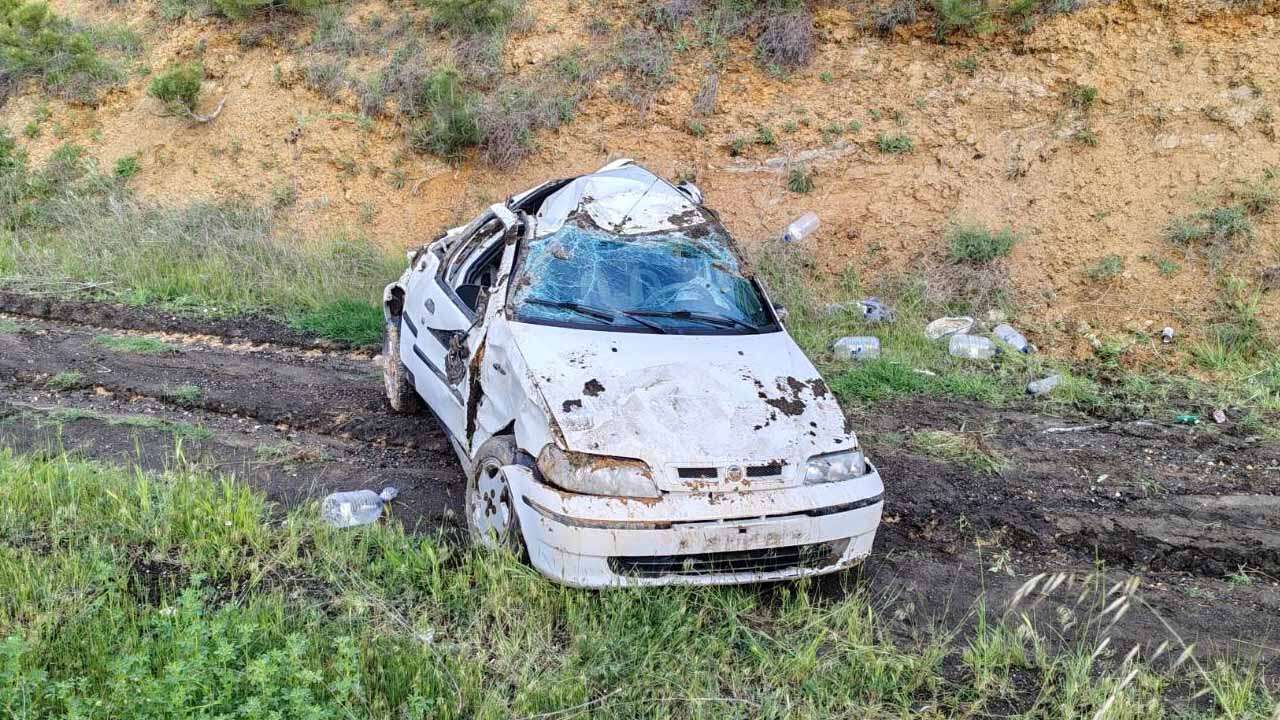 Uşak’ta Kontrolden Çıkan Otomobil Şarampole Uçtu