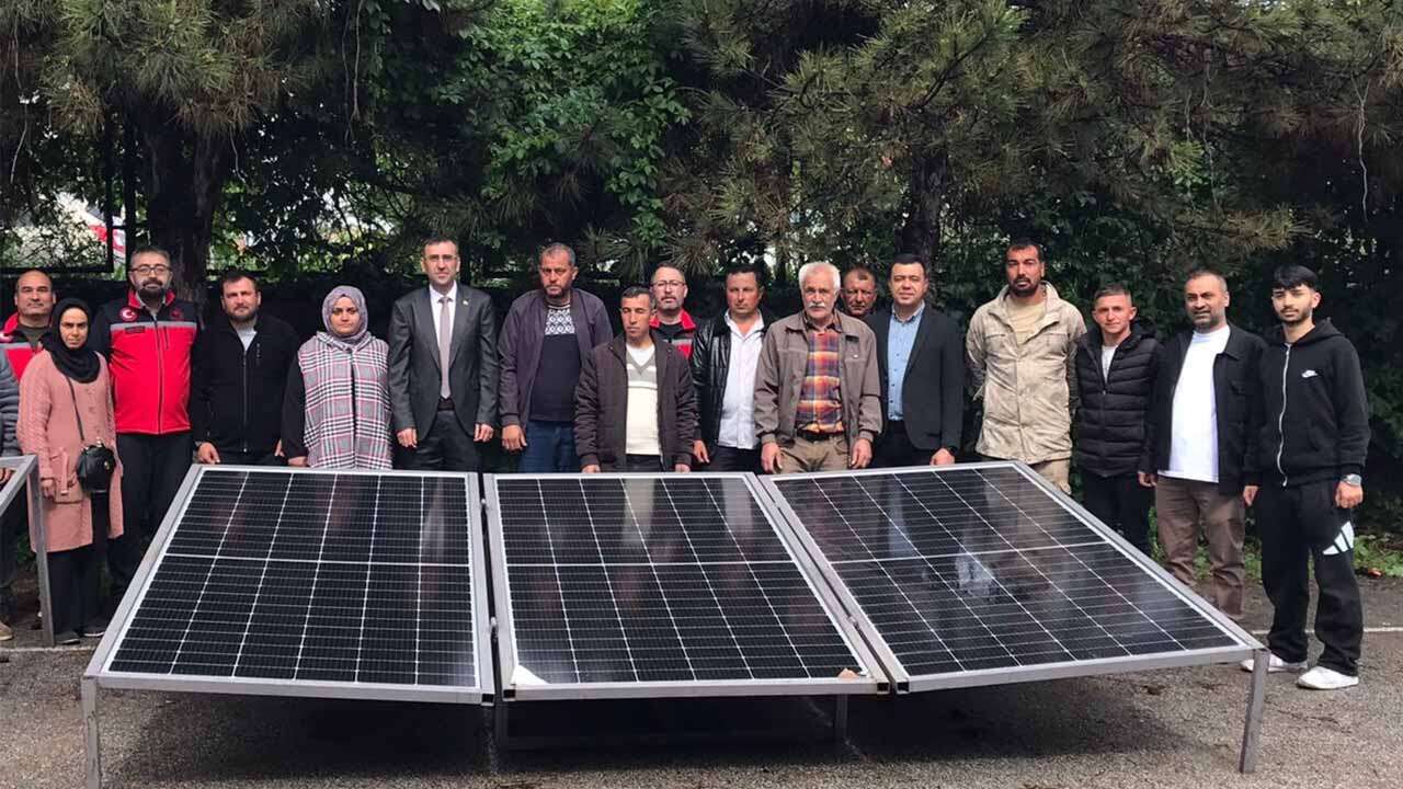 Uşak’ta Hayvan Yetiştiricilerine Yaşam Çadırı ve Güneş Paneli Dağıtıld