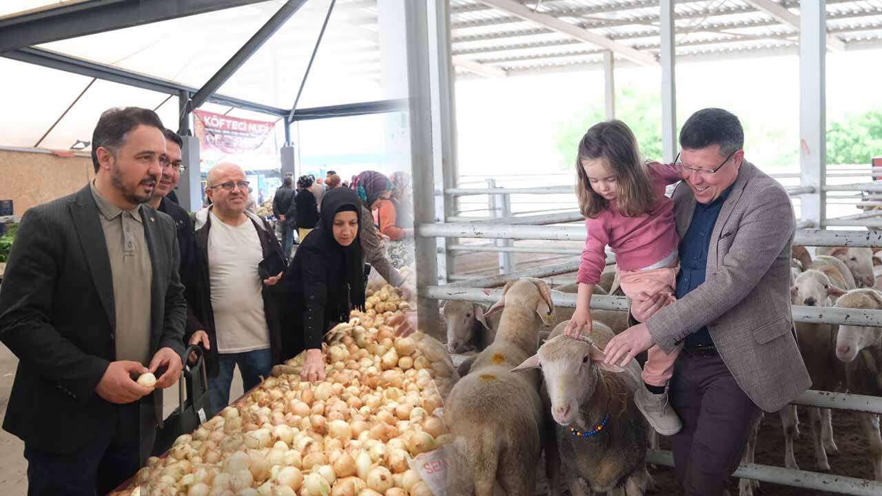 AK Parti Heyeti Bayram Öncesi Esnafla Buluştu