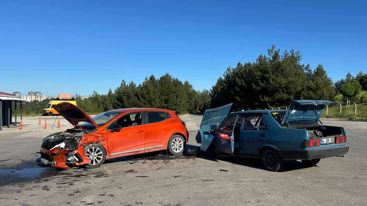 Karaağaç Mahallesi Yakınlarında İki Otomobil Çarpıştı, 5 Kişi Yaralandı