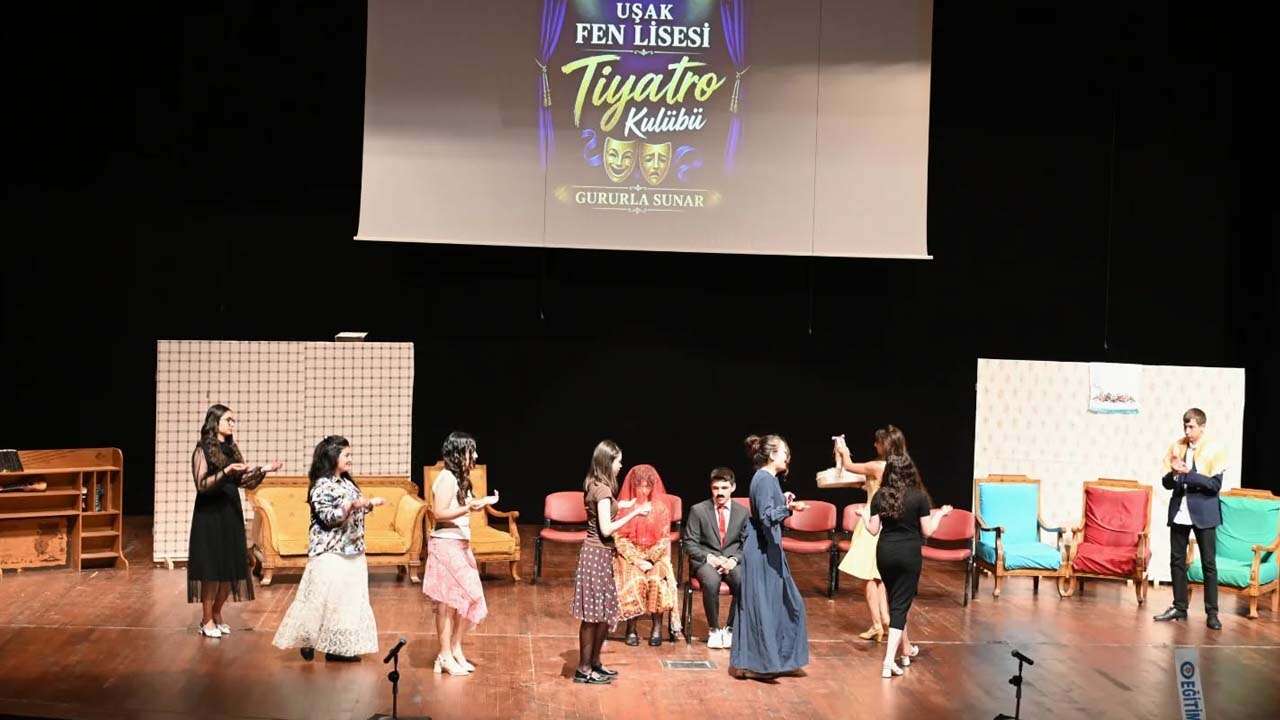Uşak Fen Lisesi Öğrencileri Bu Kez Tiyatro Sahnesinde Parladı