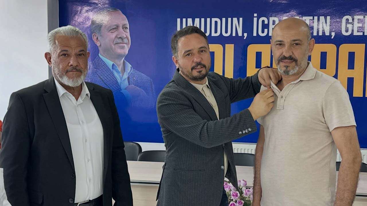 AK Parti Uşak İl Başkanı Himmet Yaşar, Eşme’de Yeni Üyelere Rozet Taktı