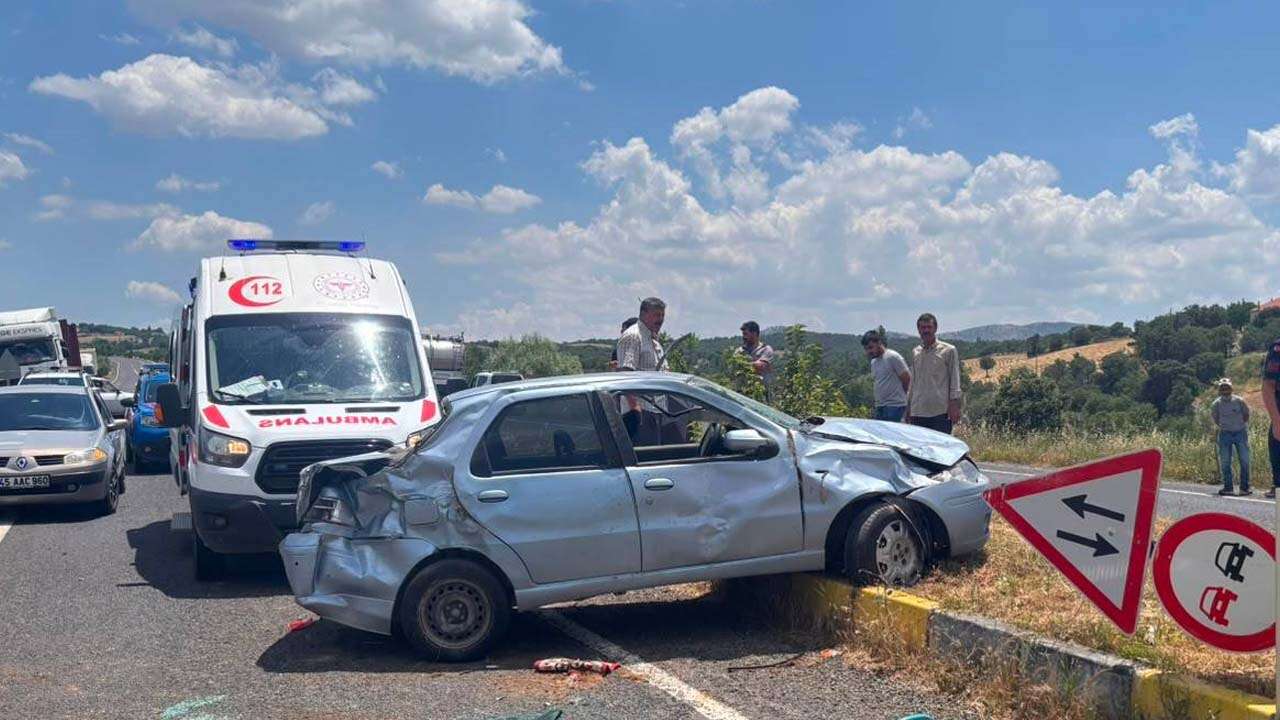 Uşak'ta Refüje Çarpan Otomobildeki Baba ve Kızı Yaralandı