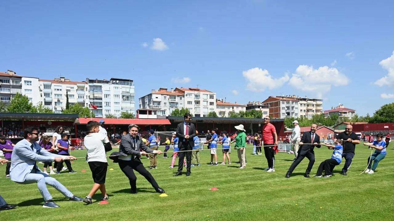 Uşak’ta Geleneksel Çocuk Oyunları Şenliği Renkli Görüntülere Sahne Oldu