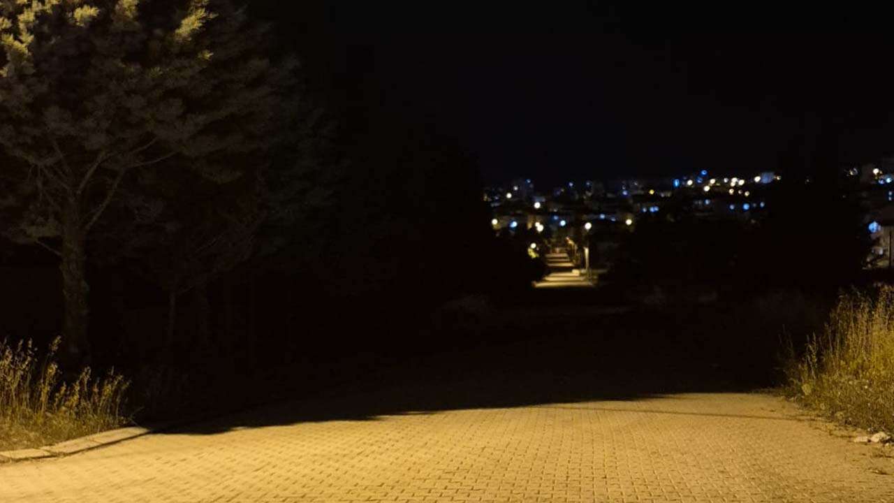 Uşak’ta Park Yolunda Karanlık Korkusu, Mahalleli Çözüm Bekliyor