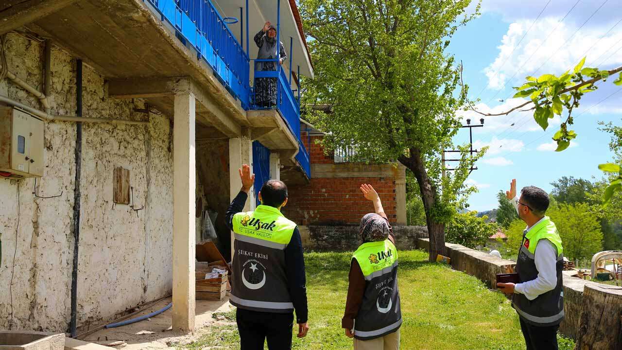 Uşak'ta "şefkat ekipleri" ev ev gezip vatandaşlara yardım eli uzatıyor