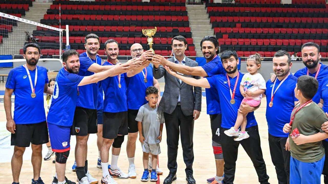 1. Akmonia Valilik Kupası Voleybol Turnuvası Kupalar Sahiplerini Buldu