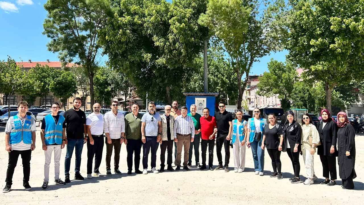 AK Parti Uşak Teşkilatından Mende Pazarına Ziyaret