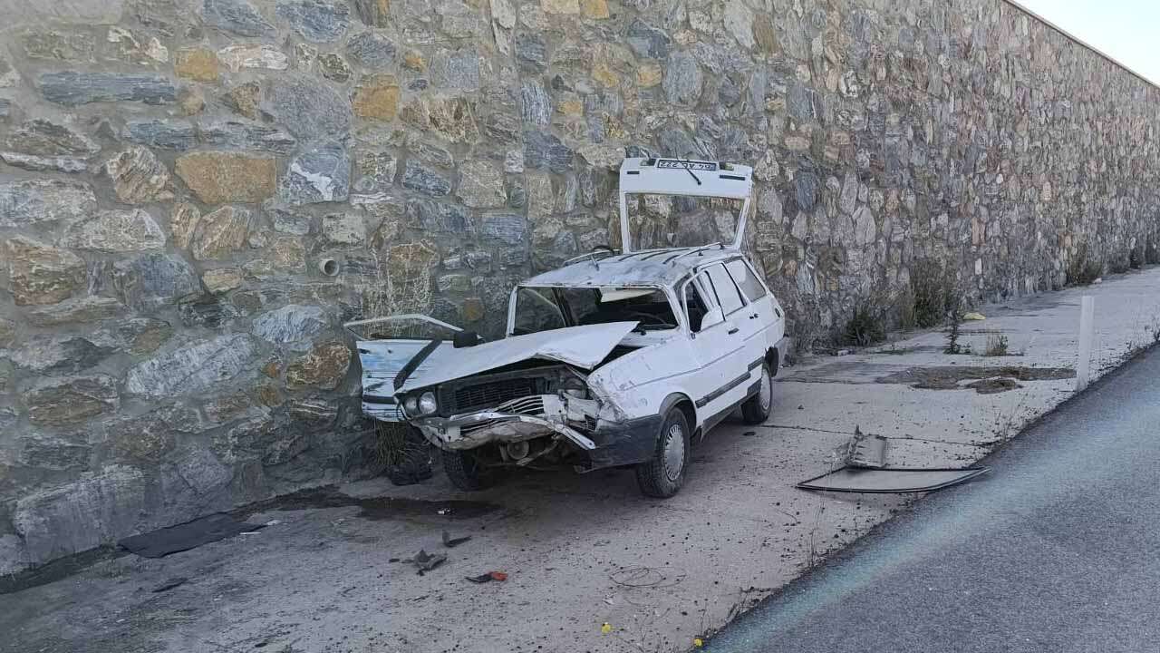 Uşak'ta kamyon ile çarpışan otomobilin sürücüsü yaralandı