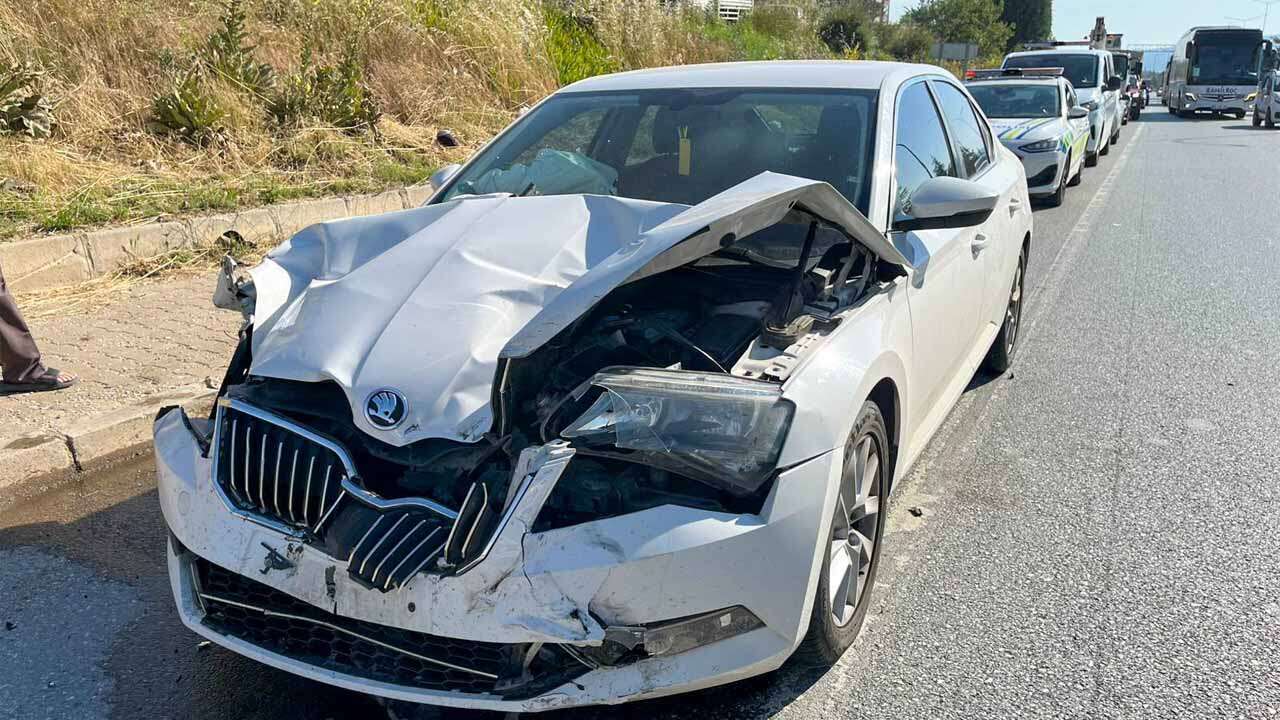 Uşak'ta 3 Aracın Karıştığı Trafik Kazasında 4 Kişi Yaralandı