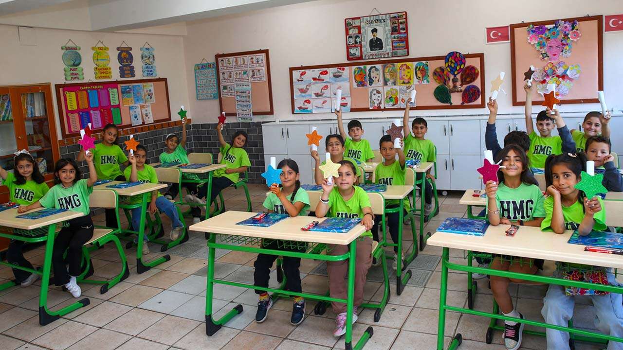 Uşak'ta Öğrenciler Karne Heyecanı Yaşadı
