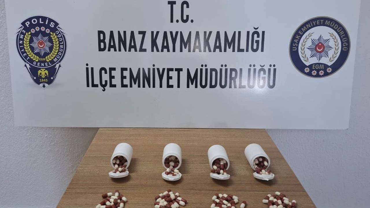 Uşak’ta Polisten Kaçarken Yola Atılan Poşetten Uyuşturucu Hap Çıktı