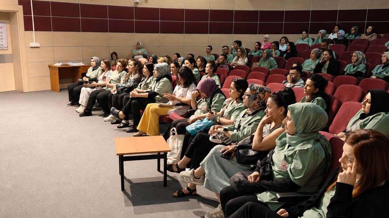 Uşak’ta Sağlık Personeline Diksiyon ve İletişim Eğitimi