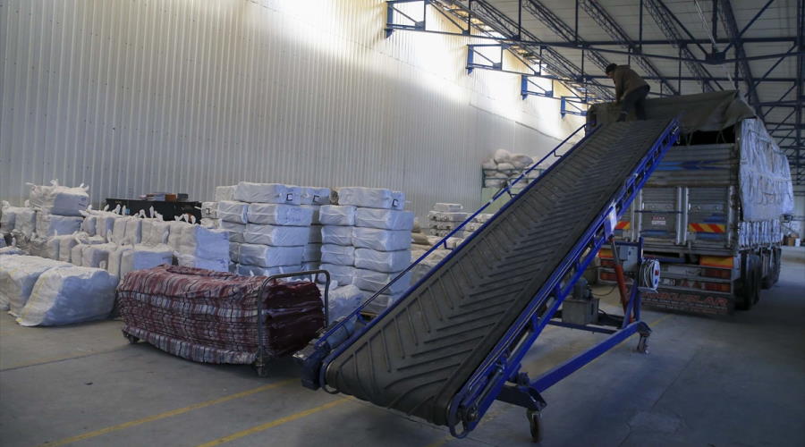 Uşak'taki battaniye fabrikaları depremzedeler için çalışıyor