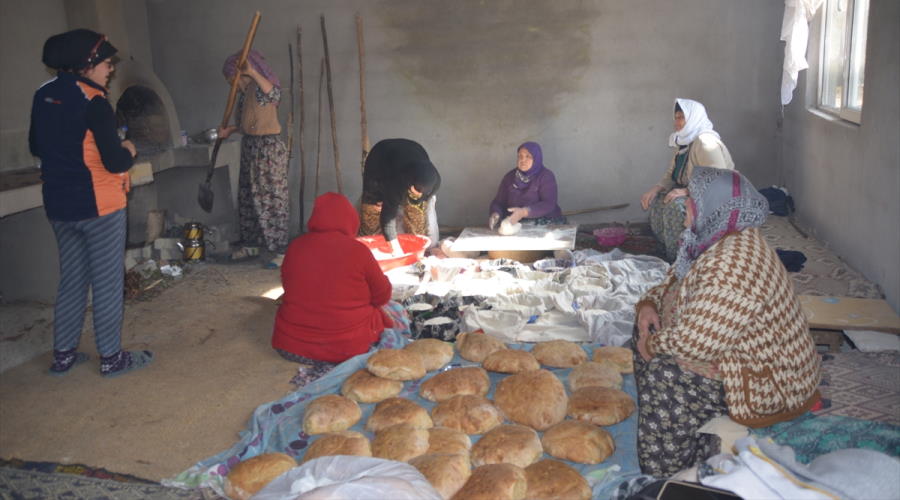 Banaz'da köylü kadınlar köy fırınlarında depremzedeler için ekmek pişiriyor