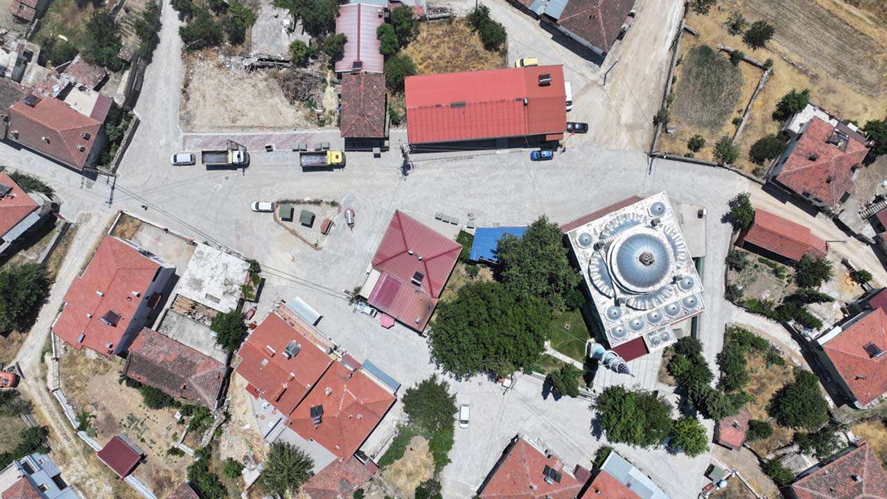 Uşak'ta Kurtuluş ve Yeşil Karaağaç Mahallesi’nde Yollar ve Sokaklar Yenileniyor