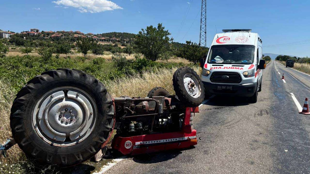 Karahallı'da Kamyonun Çarptığı Traktörün Sürücüsü Yaralandı