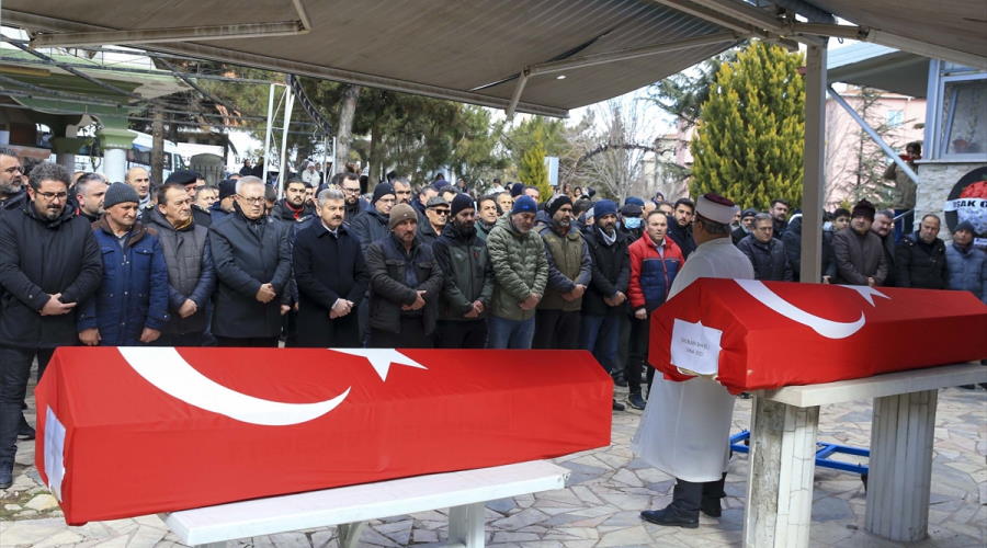 Kilis Emniyet Müdür Yardımcısı Duran Datlı ve oğlunun cenazeleri Uşak'ta toprağa verildi