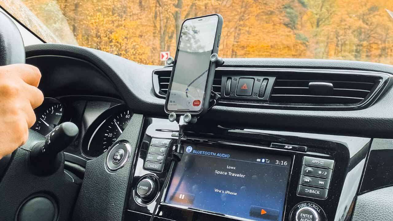 Araçlarda Yeni Yasaklar: Ekran, Telefon Tutucu ve Ses Sistemi İçin Düzenleme