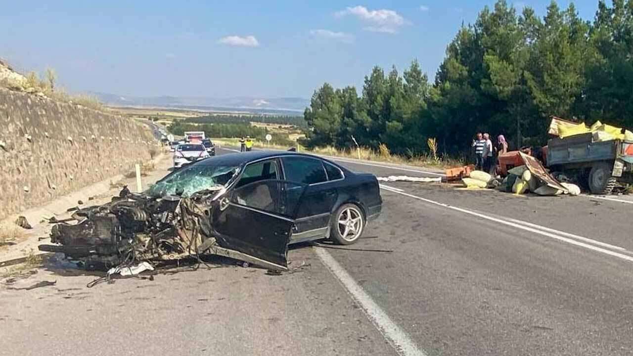 İnay'da Traktörle Otomobil Çarpıştı, 1'i Çocuk 4 Yaralı