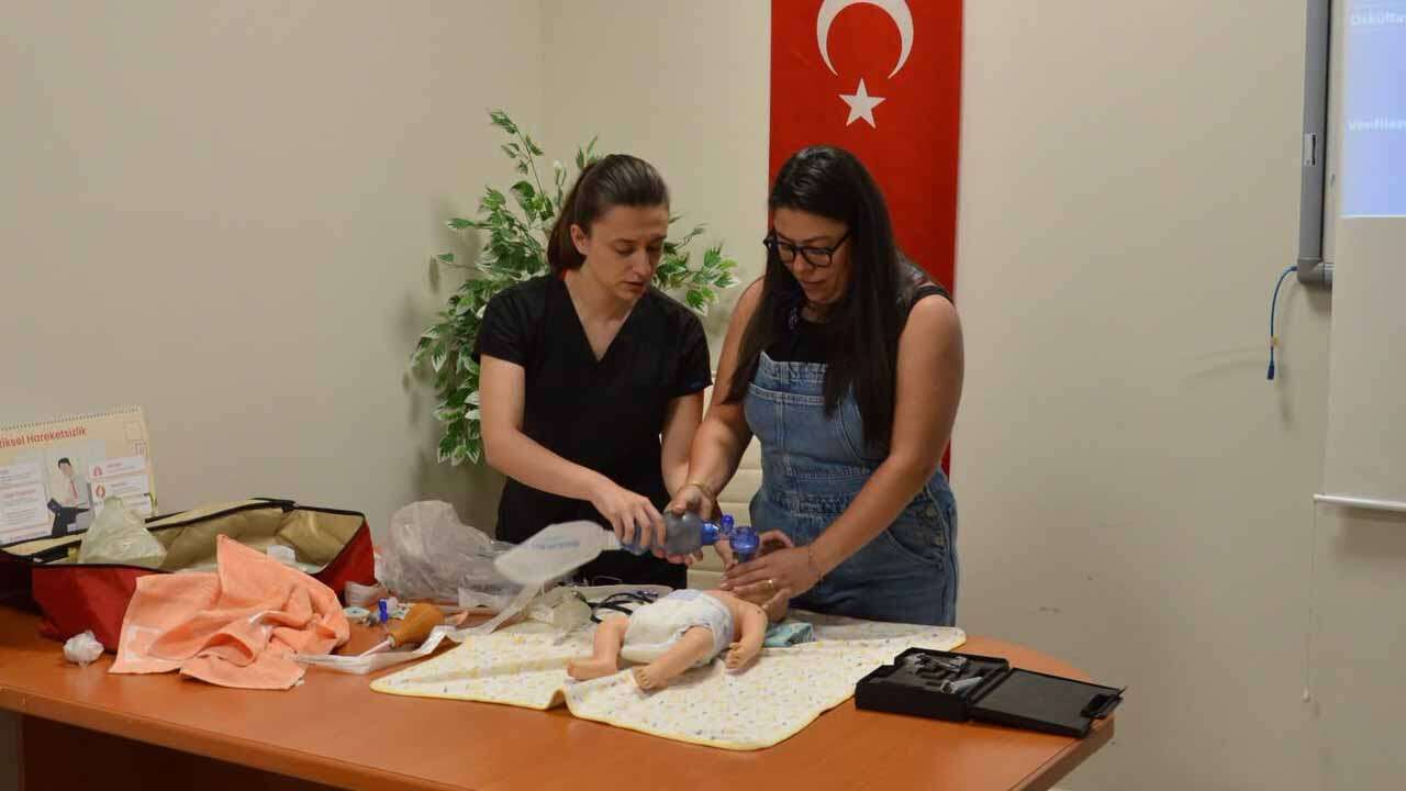 Uşak Eğitim ve Araştırma Hastanesi’nde Yenidoğan Bakımı Eğitimi