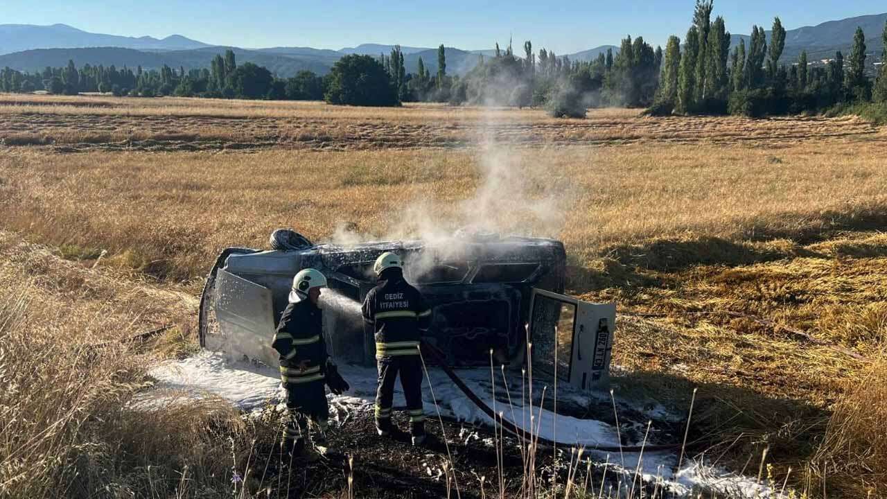 Gediz'de Yanan Otomobildeki Sürücü  ve Eşi Yaralandı
