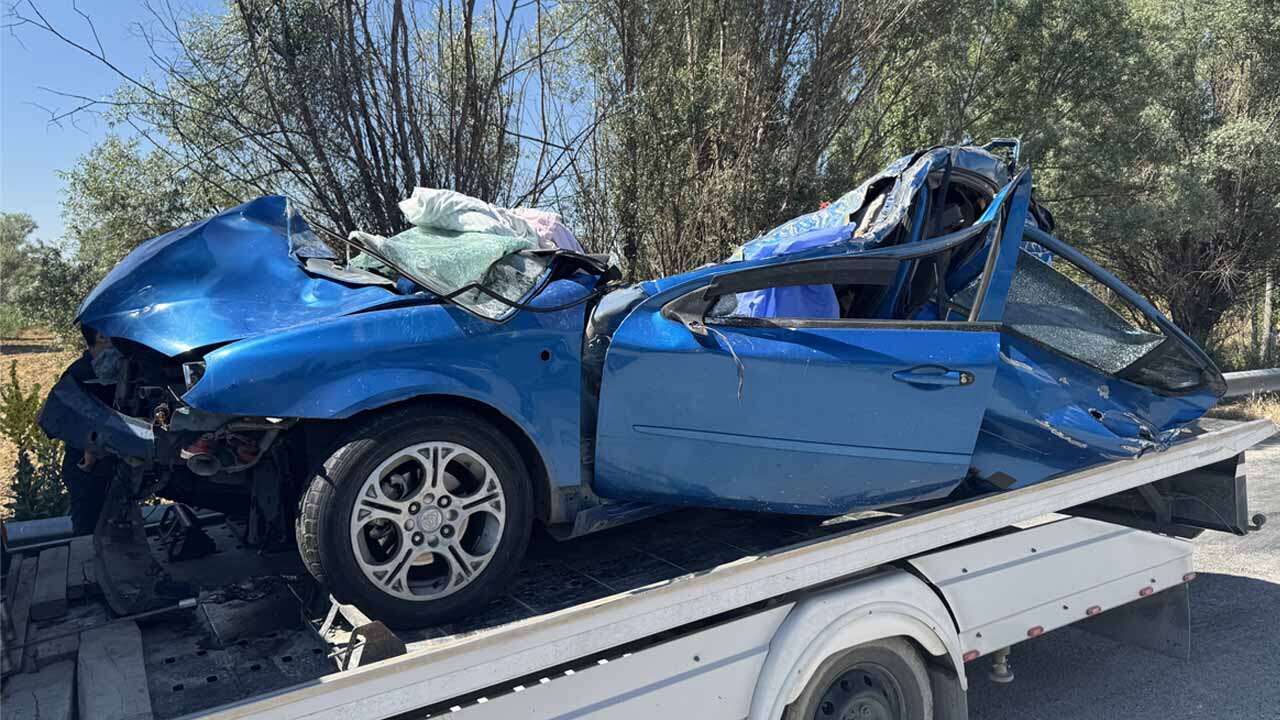 Bariyerlere Çarpan Otomobildeki Uzman Çavuş ve Eşi Öldü, Bebekleri Yaralandı