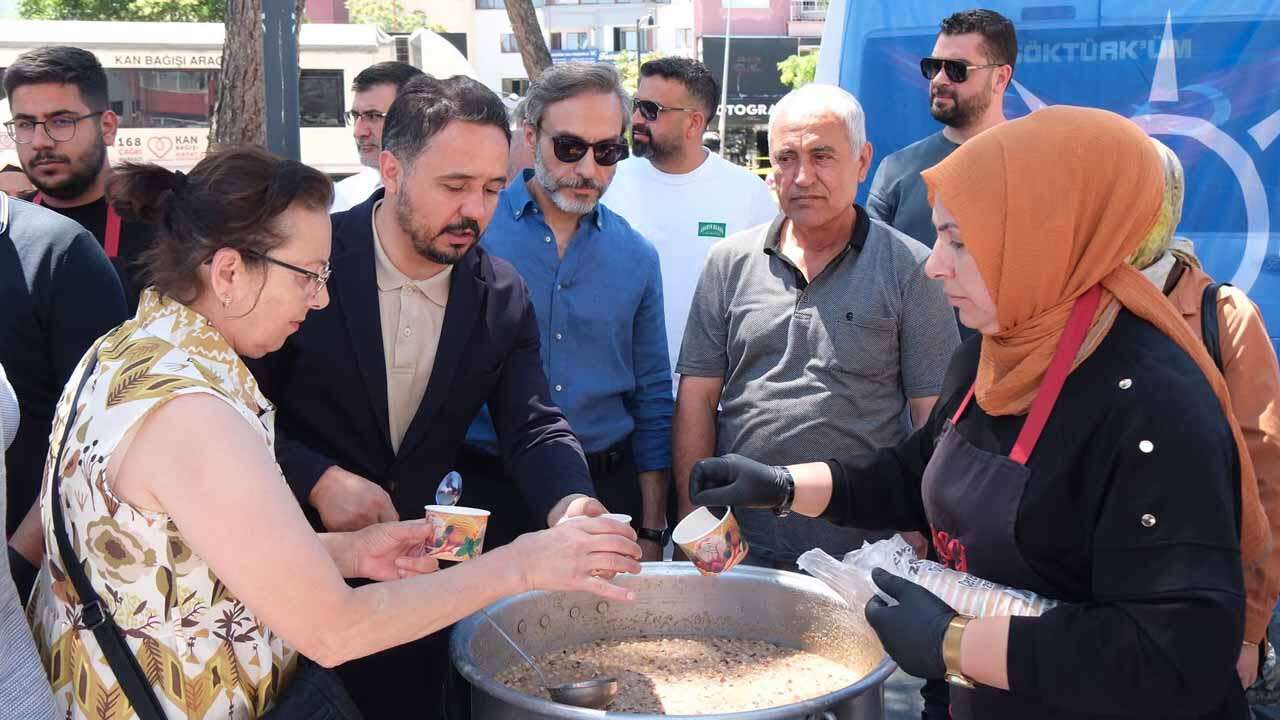 AK Parti Uşak Teşkilatından İsmetpaşa Caddesi’nde Aşure İkramı
