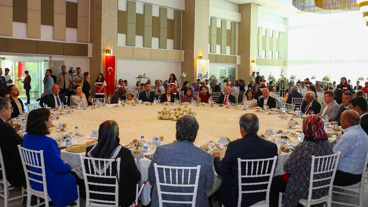 Uşak'ta şehit yakınları ve gaziler onuruna yemek düzenlendi