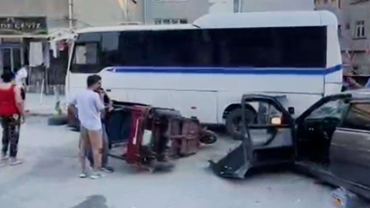 Uşak’ta 3 Aracın Karışığı Kazada 3 Kişi Yaralandı