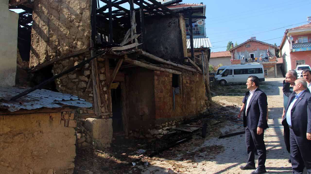 Banaz’da Evi Yanan Aileye Devlet Desteği