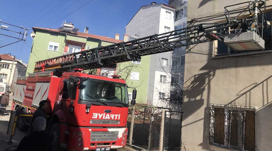 Uşak'ta 3 katlı evde yangın çıktı!
