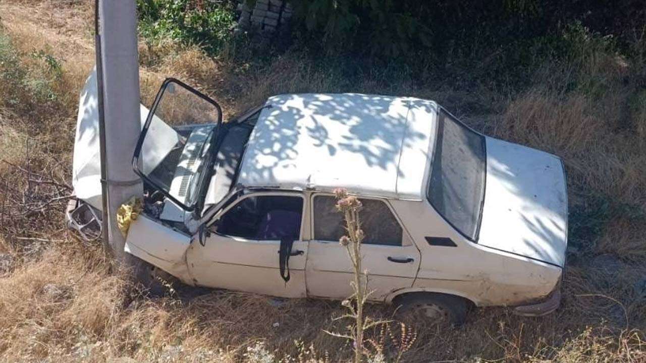 Uşak'ta Şarampole Uçan Otomobil Direğe Çarparak Durabildi