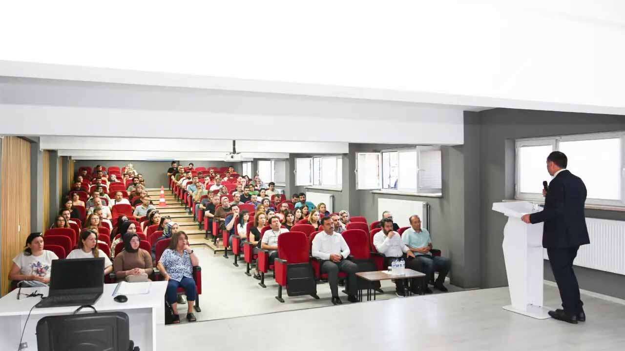 Uşak’ta Yönetici Adaylarına Güçlü Liderlik Eğitimi
