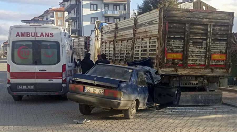 Otomobil park halindeki tıra çarptı, ölü ve yaralı var