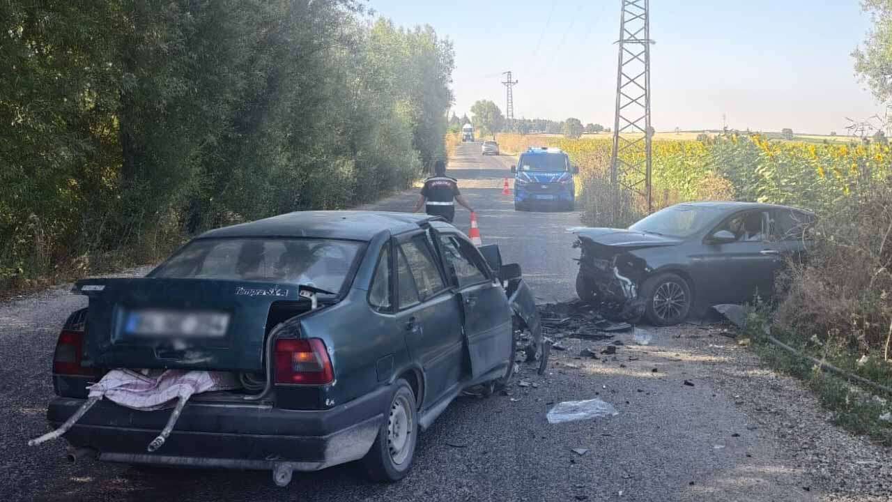 Kalfa Köyünde İki Otomobil Çarpıştı, 4 Yaralı