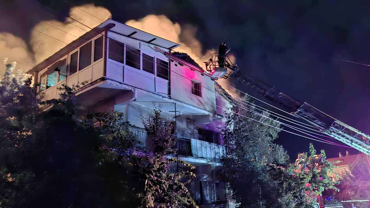 Banaz'da İki Katlı Evin Çatısı Yandı