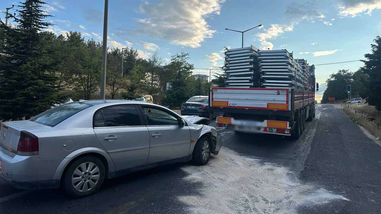 Uşak'ta Tırın Dorsesine Çarpan Otomobildeki 4 Kişi Yaralandı
