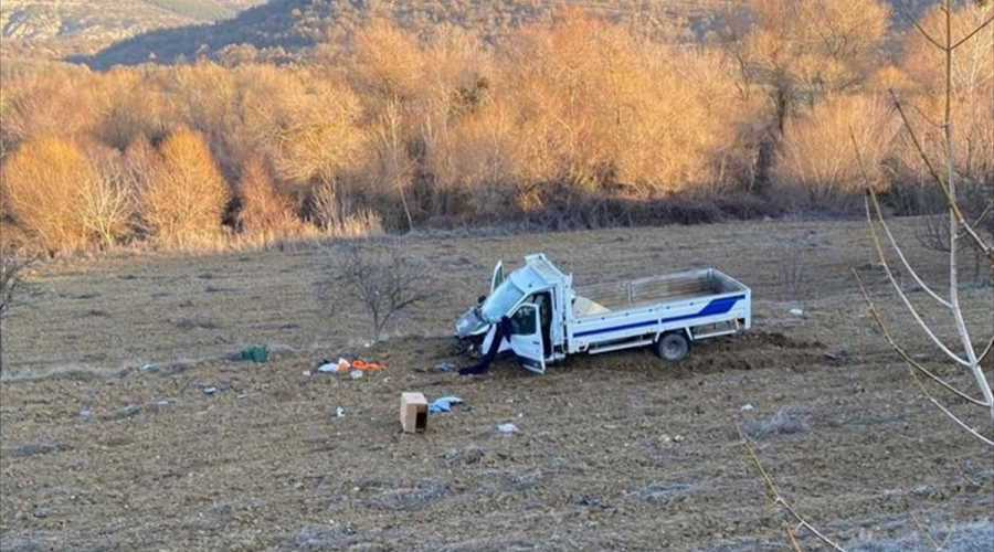 Uşak'ta yoldan çıkan kamyonetteki 1 kişi öldü, 2 kişi yaralandı