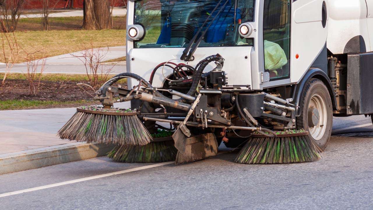 Uşak'ta 5 Sokakta Temizlik Mesaisi, Vatandaşlara Park Uyarısı