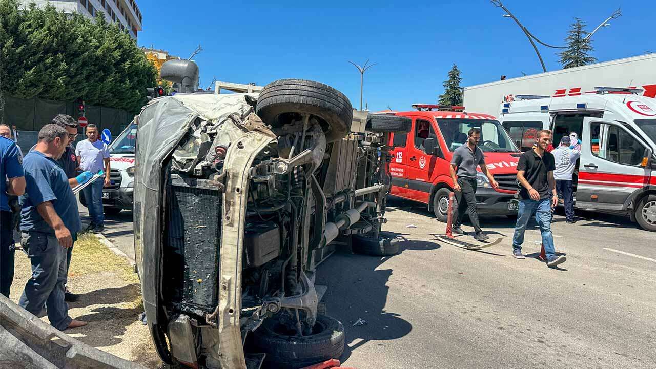Gazi Bulvarı'nda Kamyonet İle Otomobil Çarpıştı, 4 kişi yaralandı