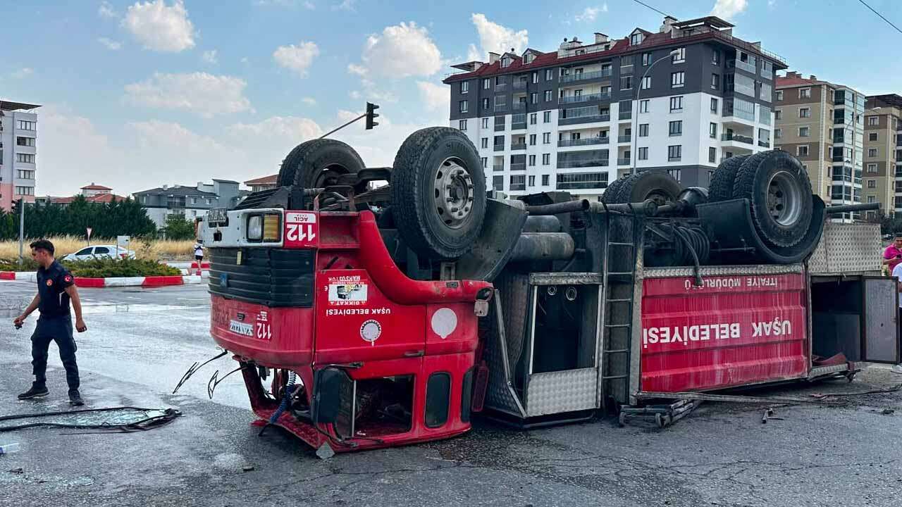 Uşak'ta Kamyonla Çarpışan İtfaiye Aracı Devrildi, 2 Kişi Yaralandı