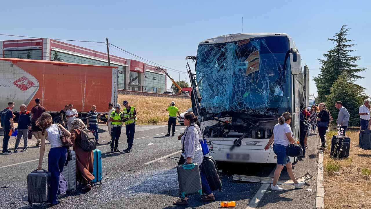 Ürünköy'de Yolcu Otobüsü Kamyona Çarptı, 8 Kişi Yaralandı