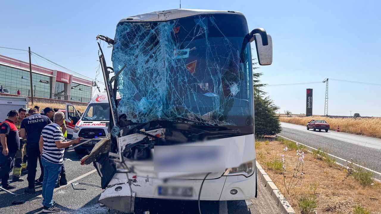 Uşak'ta Kamyona Çarpan Yolcu Otobüsünün Muavini Ali İhsan Polat Hastanede Öldü